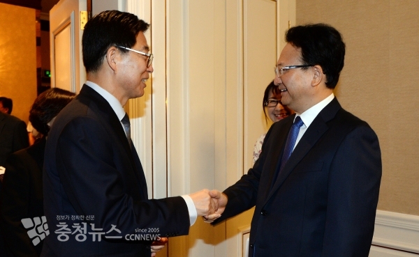 양승조 충남도지사가 21일 중국 지린성 창춘 샹그릴라호텔에서 징쥔하이 성장(오른쪽)을 만나 악수를 나누고 있다.