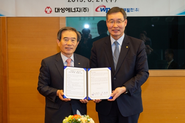 서부발전과 대성에너지가『신재생에너지 공동개발 업무협약』체결 후 양사 CEO들의 기념촬영 모습 /(좌) 서부발전 김병숙 사장,  (우) 대성에너지 우중본 대표이사