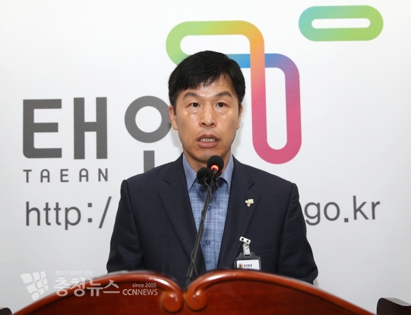 22일 정례브리핑 중인 김남용 수산과장.