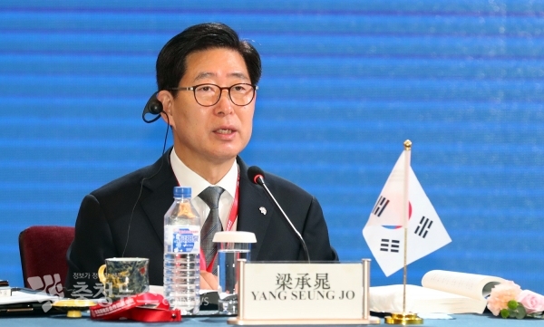 양승조_충남도지사가 22일 중국 지린성 창춘 샹그릴라호텔에서 열린 동북아지방합작원탁회의에 참석해 발표를 하고 있다.