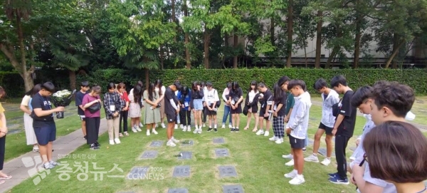 학생들이 상해 만국공묘와 홍커우공원 등을 탐방하고 있는 장면