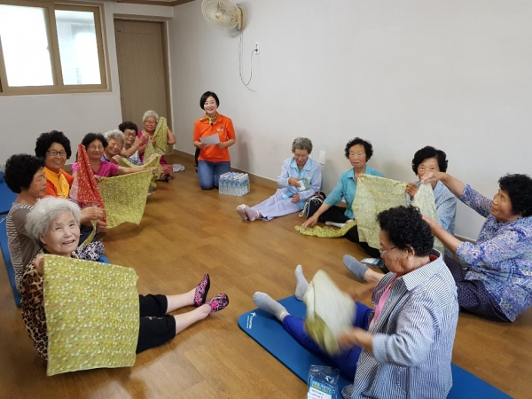 경로당 방문 폭염수칙 안내 장면.