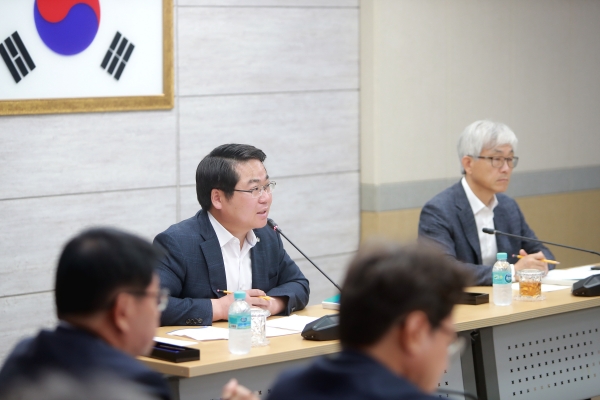 오세현 시장이 ‘희망더하기대화 건의사항 추진상황 보고회’에서 각 부서장의 보고를 받고 있다.