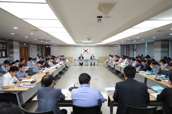 오세현 시장이 ‘희망더하기대화 건의사항 추진상황 보고회’에서 각 부서장의 보고를 받고 있다.