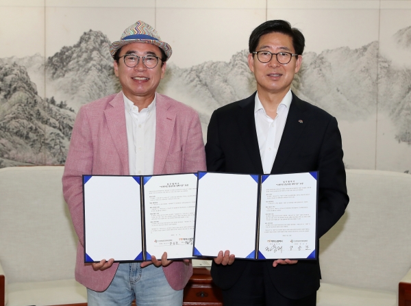 맥키스컴퍼니, 충청남도인재육성재단과 ‘지역사랑 장학캠페인’ 업무협약 체결/ 맥키스컴퍼니 조웅래회장(좌)과 양승조 충남도지사(우)