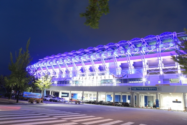 야간 경관조명을 점등한 대전월드컵경기장