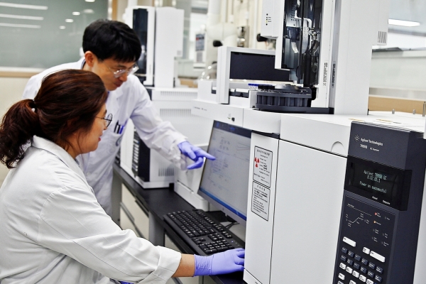 aT 품질안전실험실의 농산물 성분 분석 모습