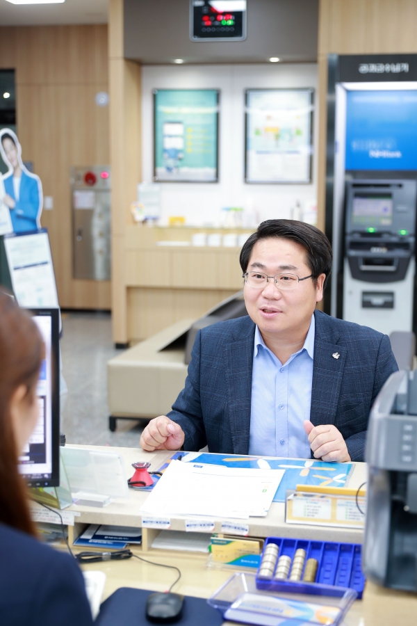 오세현 아산시장이 펀드에 대한 설명을 듣고 있다