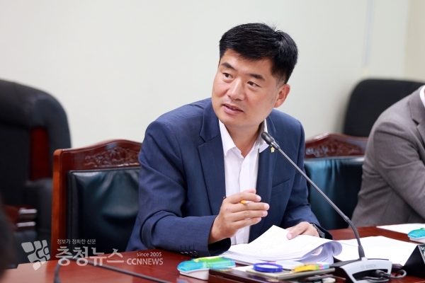 맹의석 의원이 기획행정위원회에서 조례 취지를 설명하고 있다.