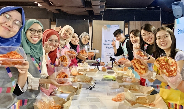 직접 만든 김치를 들고 있는 행사 참가자들