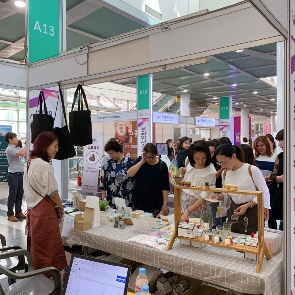 지역청년작가와 협업하여 대전 굿즈 출시