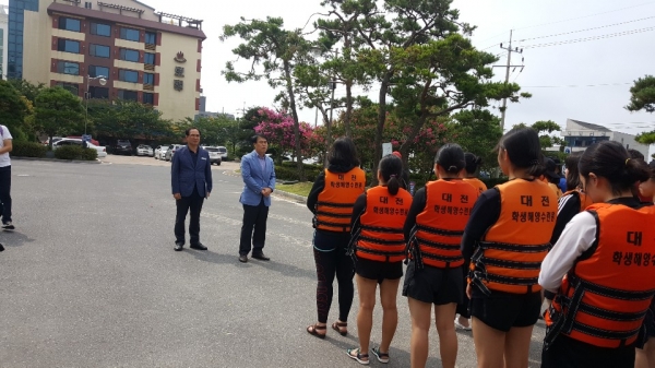 바다 생존수영 체험 진행 격려말씀 중인 대전교육청 남부호 부교육감