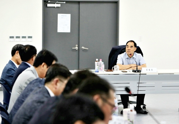 김인식 사장이 농어촌의 지속가증한 성장을 위한 공사의 역할과 실질적 실천에 대한 토론 내용을 경청하고 있다