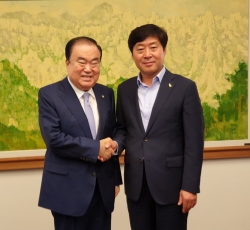 왼) 문희상 국회의장, (오) 황명선 논산시장