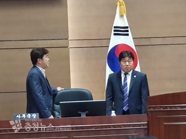 황천순 의원(좌)으로 부터 자유한국당 불참사유를 듣고 난감해 하는 인치견 천안시의회 의장(우)