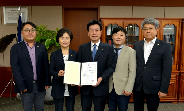 수상을 기념해 대학 관계자들이 기념촬영(왼쪽부터 문기은 도서관 직원, 문현미 도서관장, 백석문화대 송기신 총장, 송병호 도서관 부관장, 장건용 도서관 팀장)