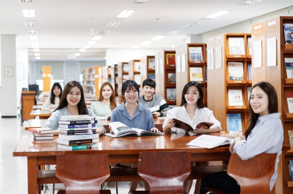 남서울대 도서관에서 공부하는 학생들