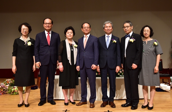 목원대 콘서트홀에서 30일 열린 교원 정년‧명예퇴임 찬하예배에서 안승병(왼쪽에서 두 번째),이건호(왼쪽에서 네 번째), 장동욱(왼쪽에서 여섯 번째)교수 부부가 권혁대 총장(왼쪽에서 다섯 번째)과 함께 기념촬영을