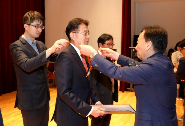 8월말 퇴직교원 정부포상 전수식 개최