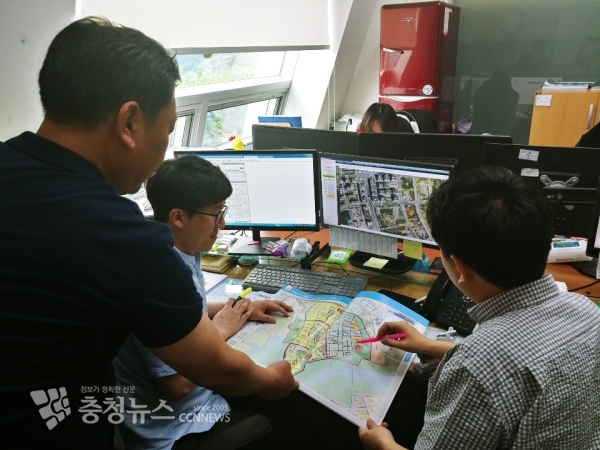 세종시 토지정보과 이관형 팀장을 비롯한 직원들 개별공시지가 검토
