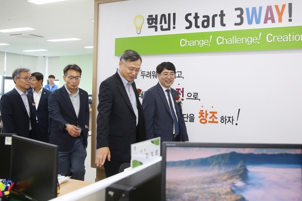 근로복지공단 서산지사 2일 개소식에서 내부를 둘러보고 있는 관계자들