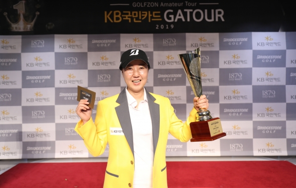 ‘2019 KB국민카드 GATOUR 6차 결선대회’ 시상식에서 여자부 우승을 차지한 한미숙이 우승 기념 포즈를 취하고 있다