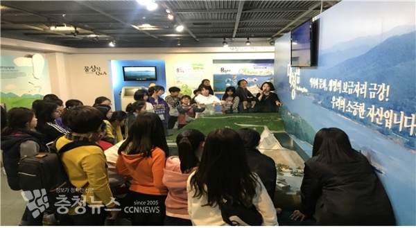 지난해 수자원공사 청소년 물환경교육 진행 중 대청댐 물문화관 방문학습 모습