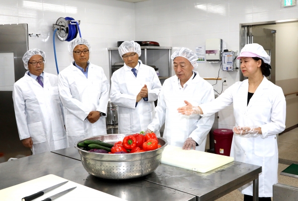 교육청 전 간부공무원 식중독 사고 예방 등 학교급식 일제 점검 모습