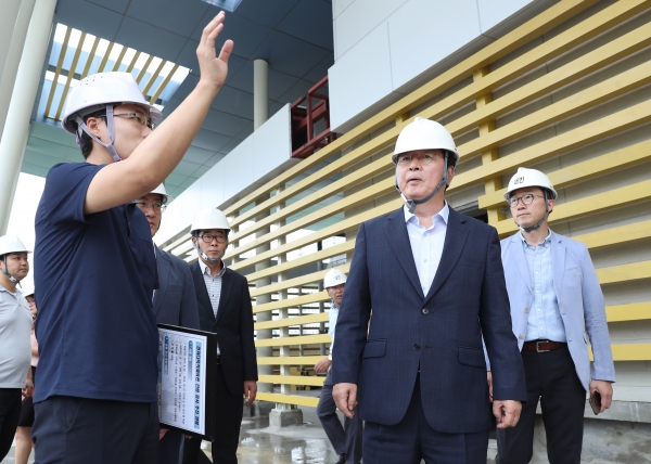 관저체육관 현장점검에 나선 장종태 구청장