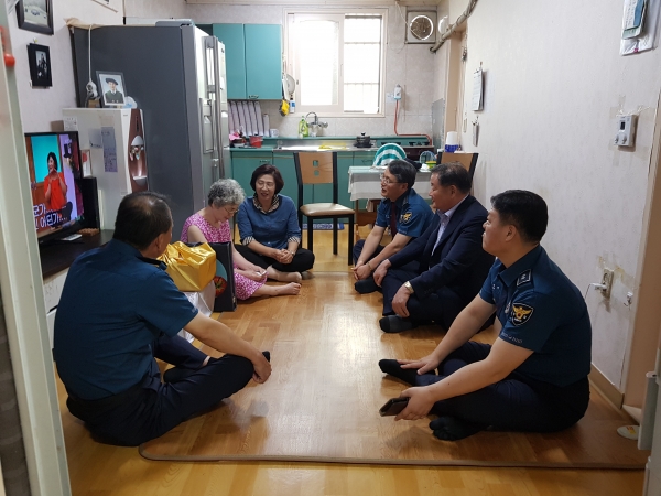 3일 유성경찰서 경찰발전위원회 회원들이 어려운 이웃을 방문해 성금과 물품을 전달하고 있다