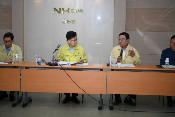 황선봉 군수(오른쪽)가 김현수 장관(왼쪽)에게 사과 작황 현황 등을 설명하고 있다.