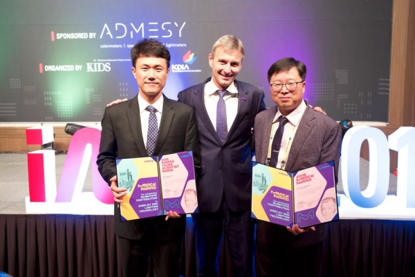 한밭대 이종희 교수(창의융합학과, 사진 좌측)가 ‘머크 젊은 과학자상을 수상하고 글렌 영 한국 머크 대표(중앙)와 기념촬영