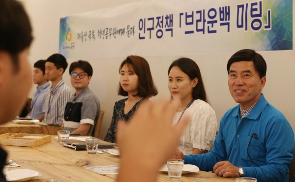 황인호 청장과 청년 공무원들이 인구정책과 관련해 다양한 의견을 내놓고 있다