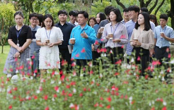 황인호 청장과 청년 공무원들이 식사를 마친 뒤 담소를 나누며 산책하고 있다