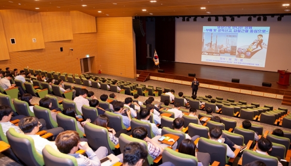 서부발전 본사 대강당에서 국민권익위 이지문 강사가 공익신고와 갑질근절을 주제로 특강을 진행하고 있다.
