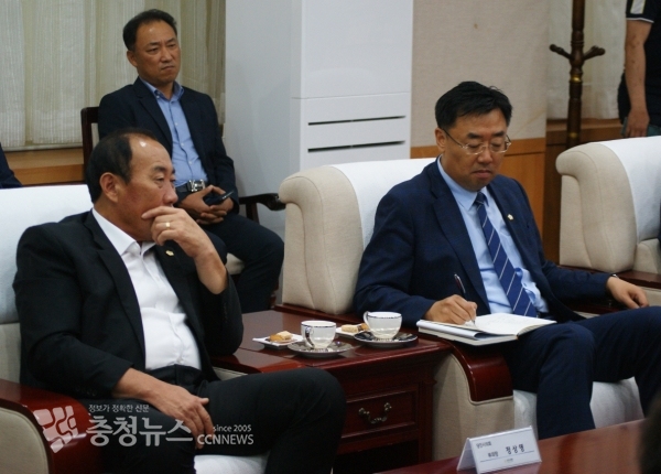 좌로부터 정상영 당진시의회 부의장, 김기재 의장