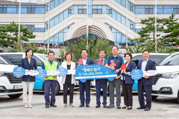 현대자동차 아산공장 노사합동, 행복드림카 전달/ 좌부터 음봉산동종합사회복지관 장보윤 관장, 사단법인 나눔과기쁨 아산지부 김종기 대표, 아산종합사회복지관 구선희 관장, 아산시 오세현 시장, 현대자동차 아산공장 정현칠 공장장, 현대자동차 아산공장 노동조합 한석모 사무장, 충남사회복지공동모금회 박은희 사무처장, 온주종합사회복지관 채종병 관장