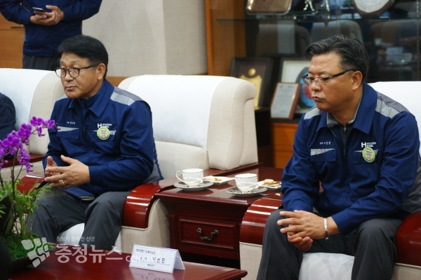 좌로부터 안동일 현대제철 사장, 이선진 상무