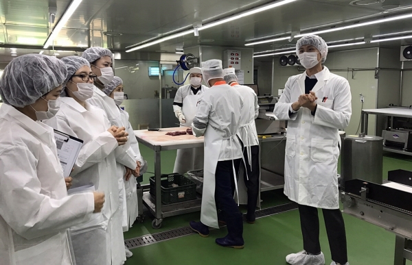 식재료 납품업체 현장점검 중인 aT급식관리단