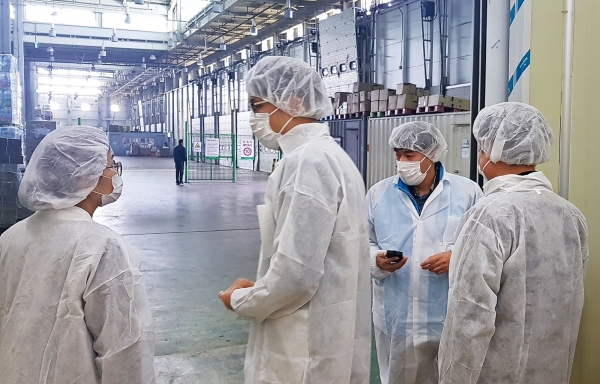 식재료 납품업체 현장점검 중인 aT급식관리단