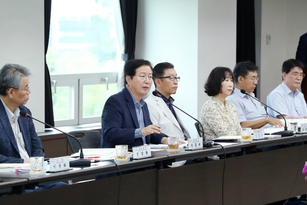 2020년도 시책구상보고회를 주재하고 있는 장종태 구청장
