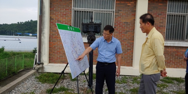 김종필 농어촌공사 충남지역본부장(사진왼쪽)이 임재율 논산지사장에게 태풍대비 대책을 보고받고 있다.