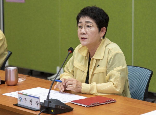 박정현 대덕구청장이 6일 오전 8시 30분 구청 중회의실에서 태풍 ‘링링’ 대비 긴급 대책회의를 주재하고 있다