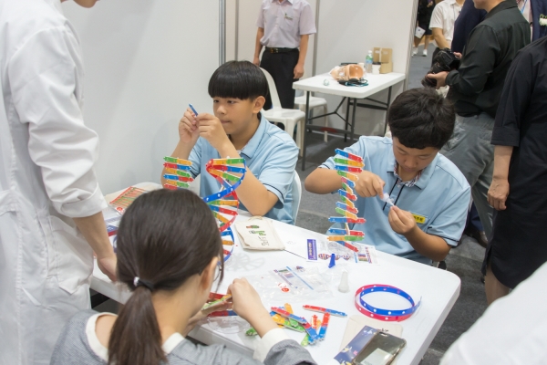 세종 진로박람회를 찾은 학생들이 부스를 돌아보며 체험하고 있는 장면