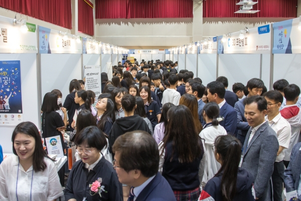 세종 진로박람회를 찾은 학생들이 부스를 돌아보며 체험하고 있는 장면