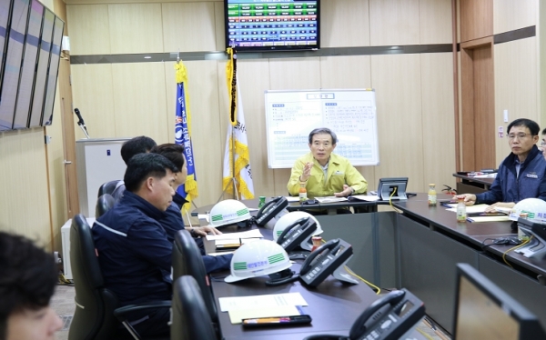 김병숙 사장(가운데)이 북상 중인 태풍 ‘링링’에 대비하기 위해 재난안전상황실 가동 및 24시간 비상근무체계 운영과 관련한 회의를 주관하고 있다.