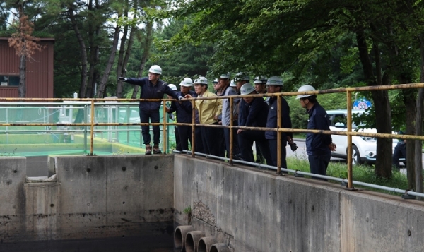 한국서부발전 김병숙 사장(노란색 안전근무복 착용)이 태안발전본부 내 배수시설을 점검하고 있다.