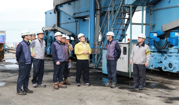 김병숙 사장(노란색 안전근무복 착용)이 태안발전본부 내 석탄하역설비를 점검하고 있다.