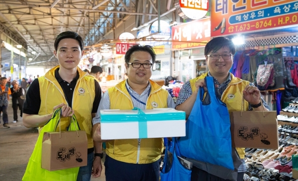 한국서부발전 직원들이 태안 전통시장에서 생필품 등을 구매하고 있다.