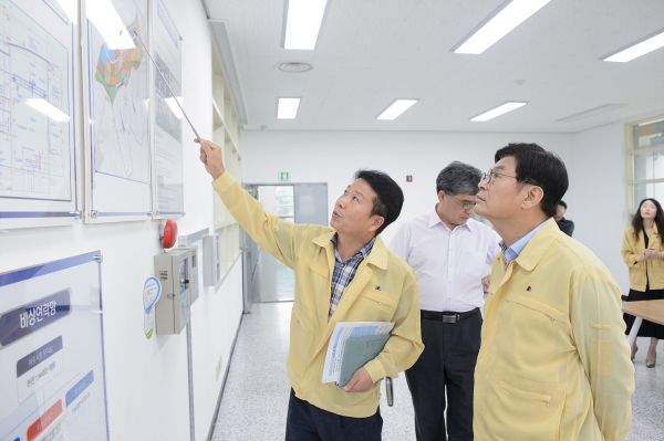 태풍 링링 대비 용포배수장 점검중이 이춘희 시장